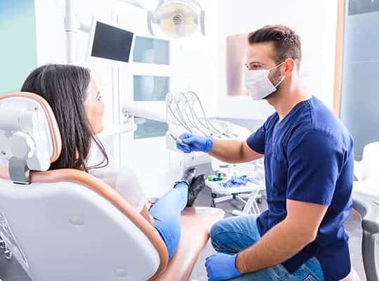 Zahnarzt bei der Behandlung